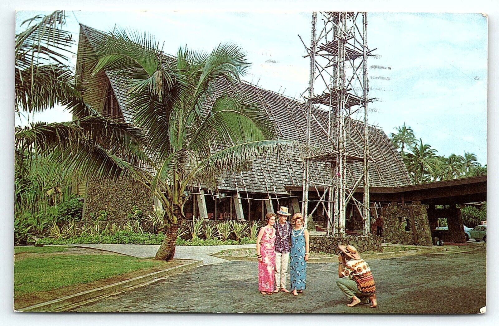 1960s LIHUE KAUAI HAWAII  COCO PALMS RESORTS  TOURISTS PALM TREES POSTCARD P2358
