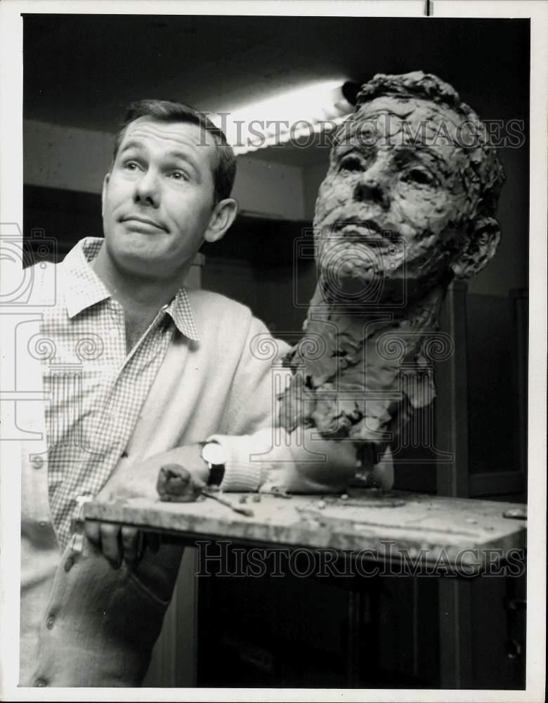 1963 Press Photo Comedian Johnny Carson with Sculpture by Robert Berks