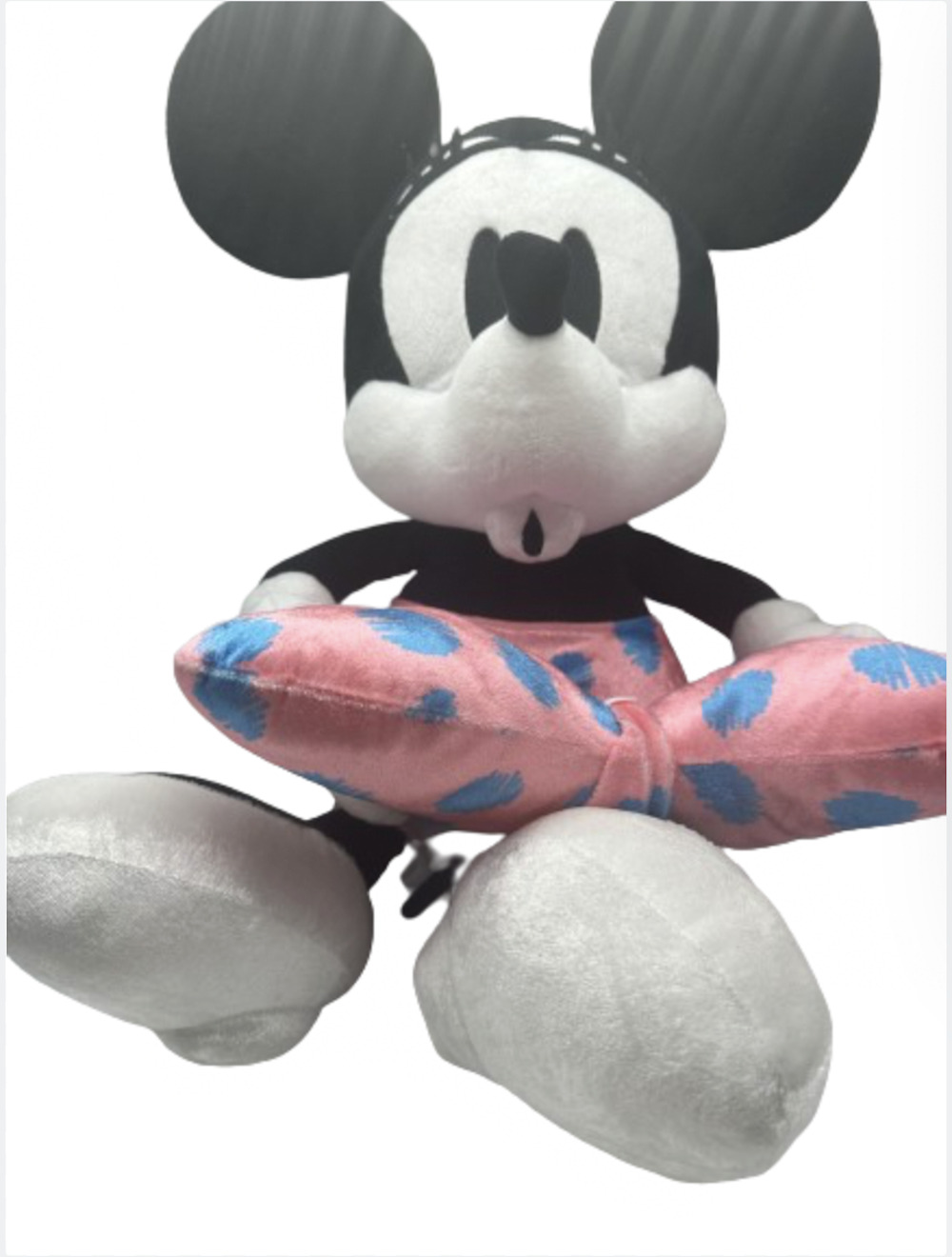 Disney Black and White Large Minnie Holding Pink Bow Plush New without Tag