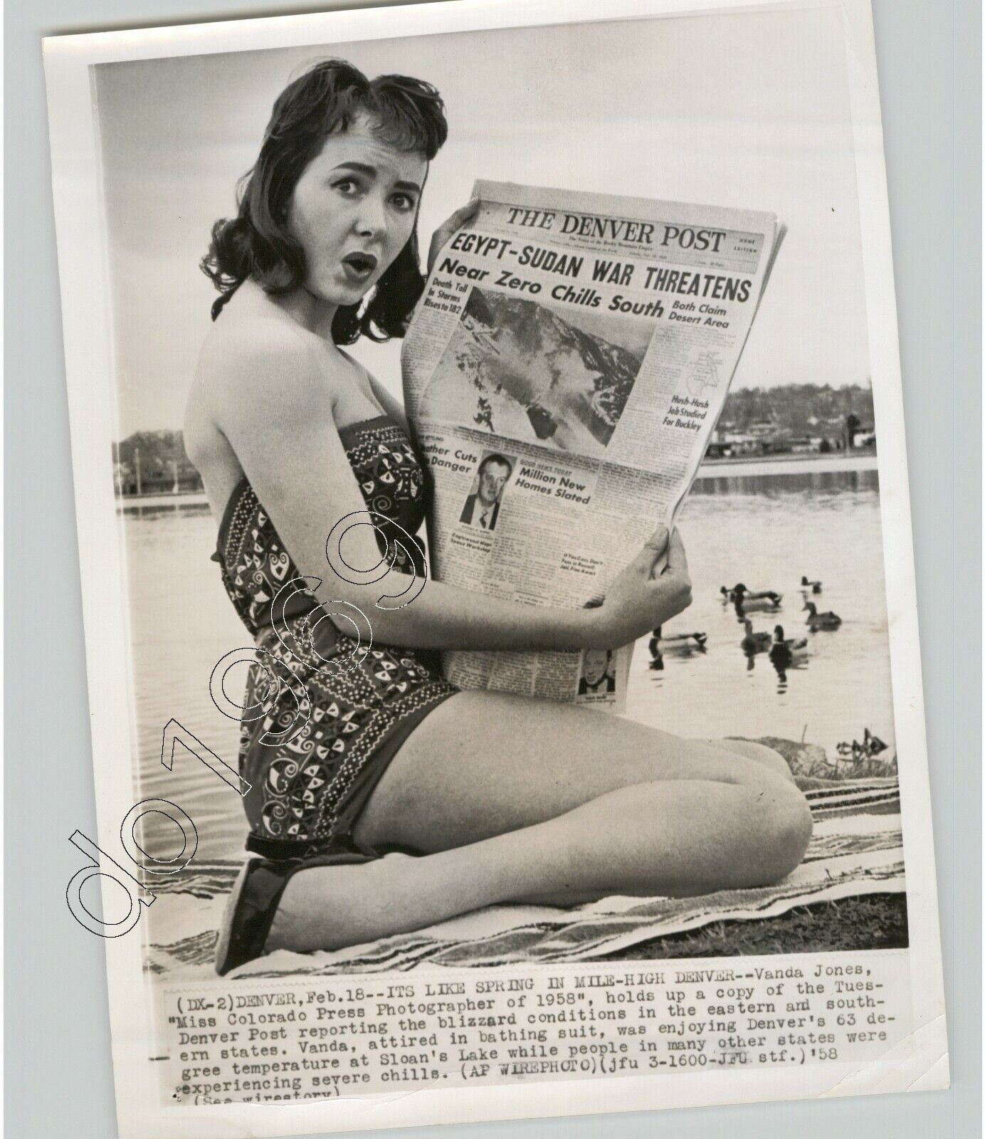 Quirky VANDA JONES Displays CLIMATE NEWS In Swimsuit In DENVER 1958 Press Photo