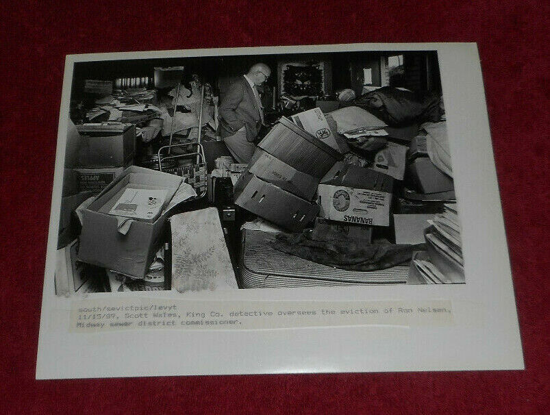 1989 Press Photo Detective Scott Wales Oversees Commissioner Ron Nelsen Eviction