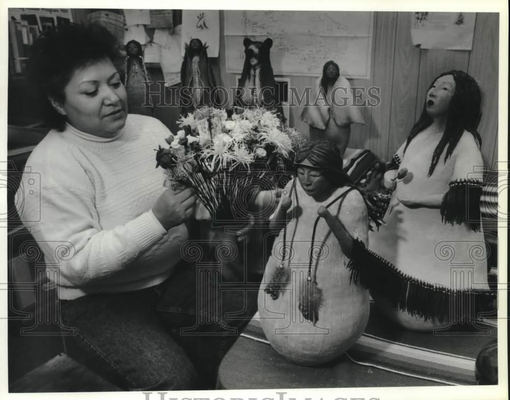 1989 Press Photo Tammi Tarbell at Native American Indian Club Craft Show