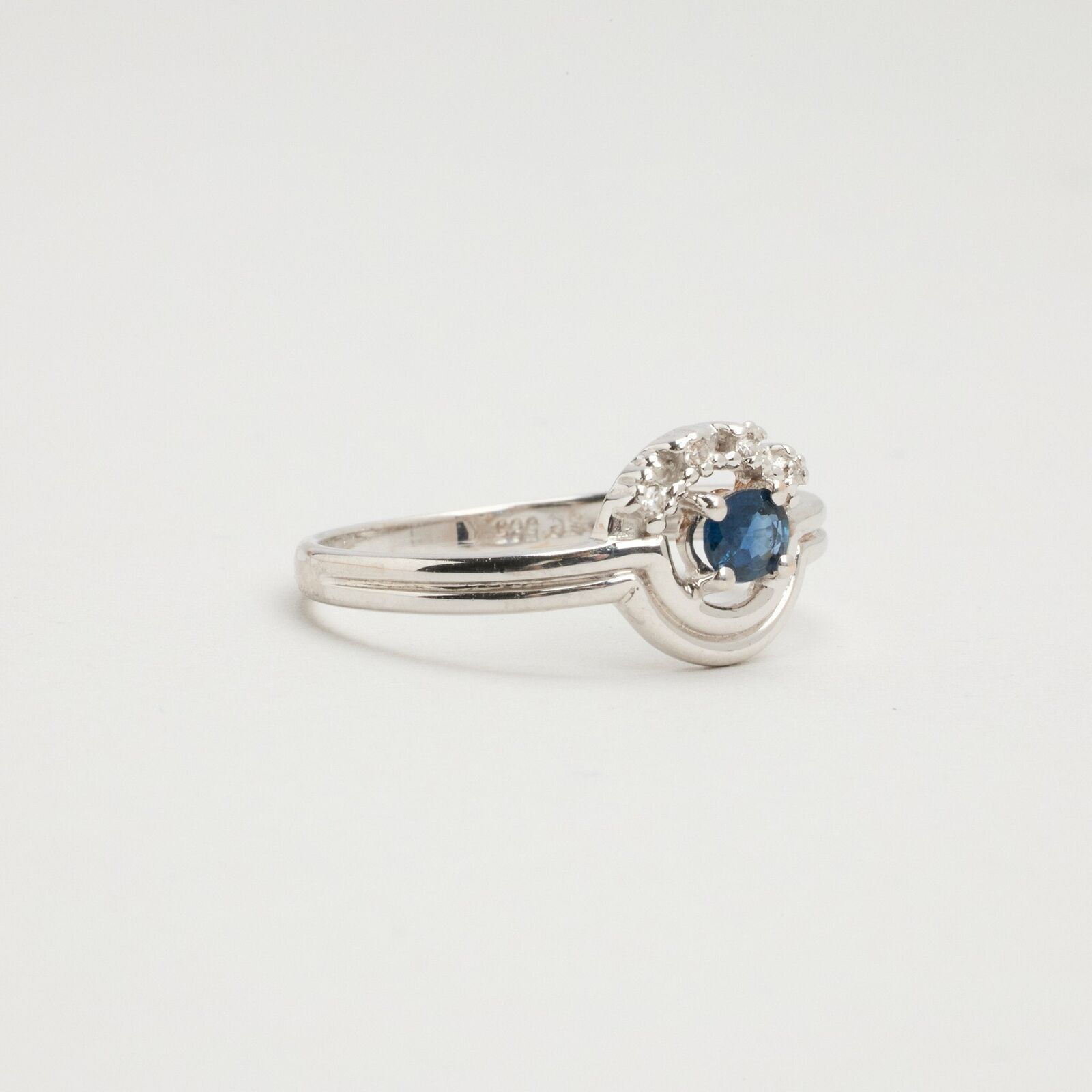 Ring with and sapphirewith diamond (0.02 ct) in 14K White gold size