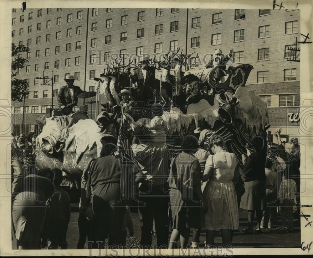 1965 Press Photo High up aboard his float, Santa Claus waves to the crowds.
