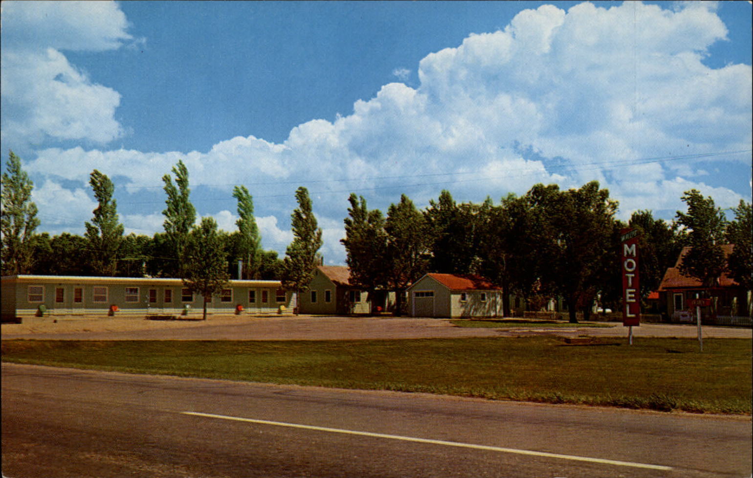 Minnesota Ortonville Poplar Motel ~ 1950-60s vintage postcard