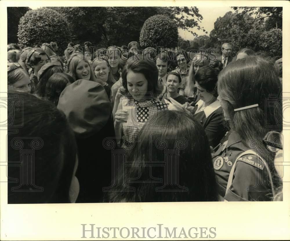 1972 Press Photo Mrs. David Eisenhower visits with Girl Scouts - hca90593
