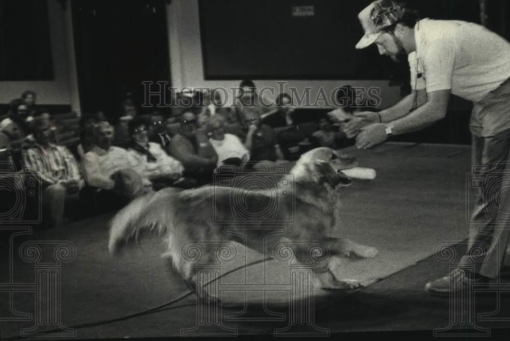 1990 Press Photo Doug Kennedy, dog training clinic, Milwaukee sports show