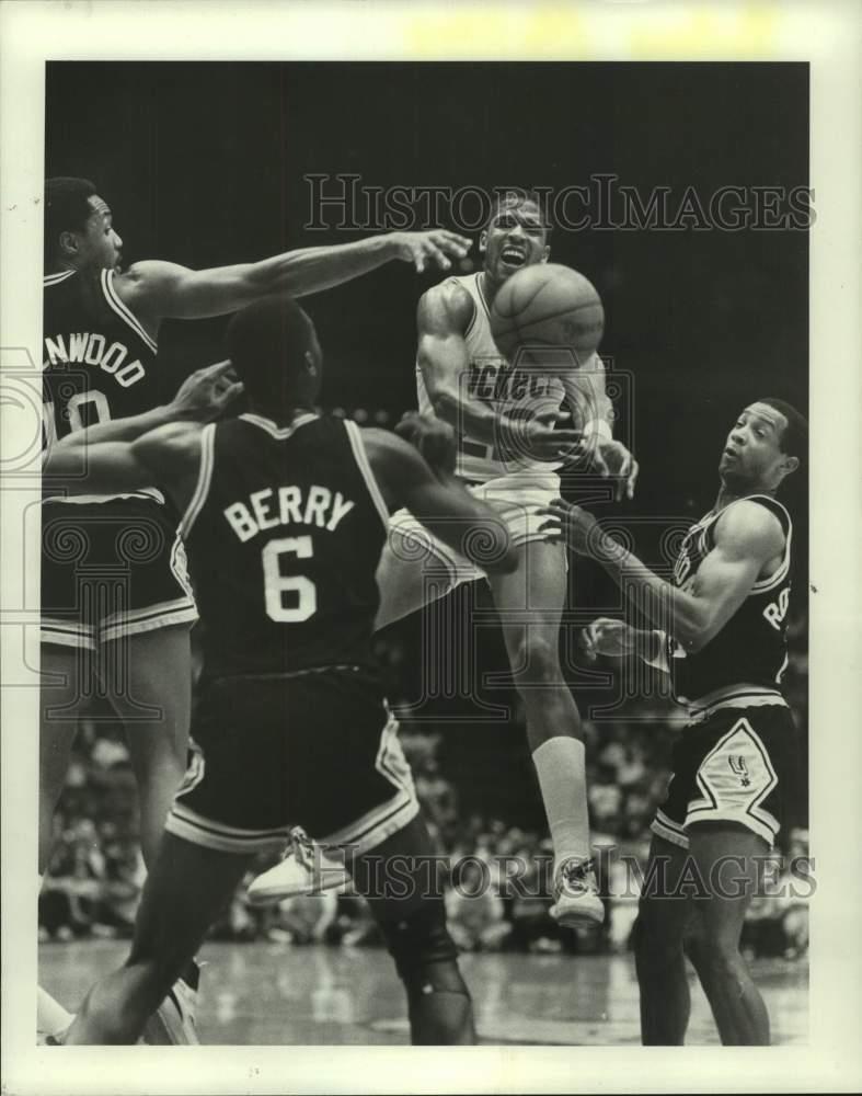 1988 Press Photo Rockets\' Rodney McCray passes ball through Spurs\' defenders.
