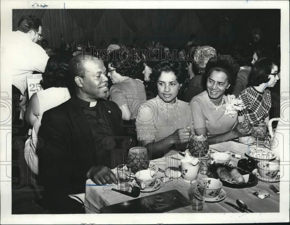 1970 Press Photo Attendees at Women of Achievement Annual Awards Dinner
