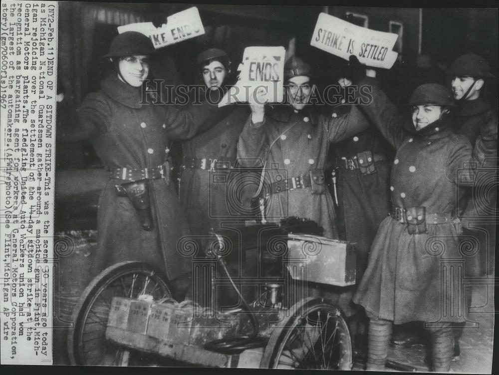 1967 Press Photo Michigan National Guardsmen rejoice over strike settlement