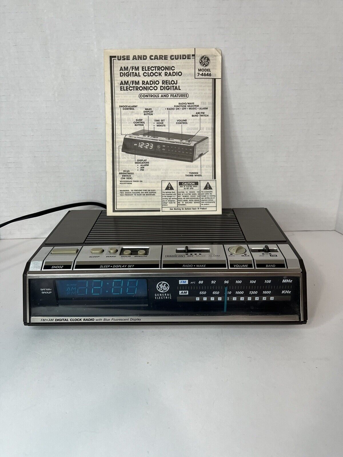 GE 7-4646A Radio Alarm Clock AM/FM Vintage 1988 Blue Digits Tested Works Manual