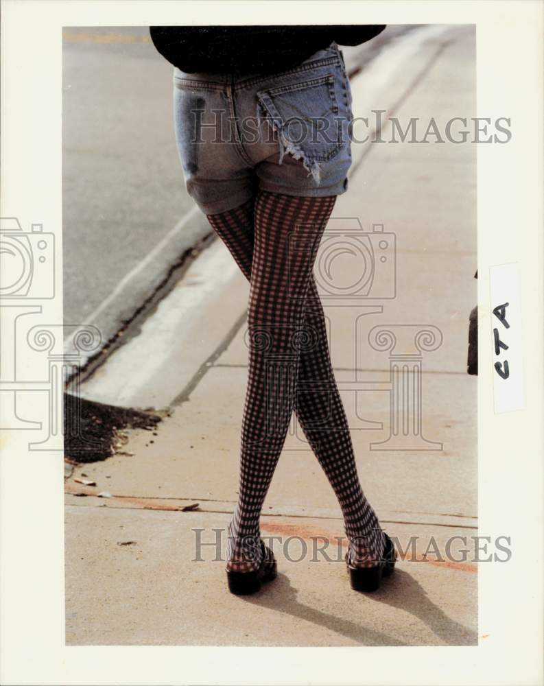 1992 Press Photo Woman wears tights under shorts - afa38974