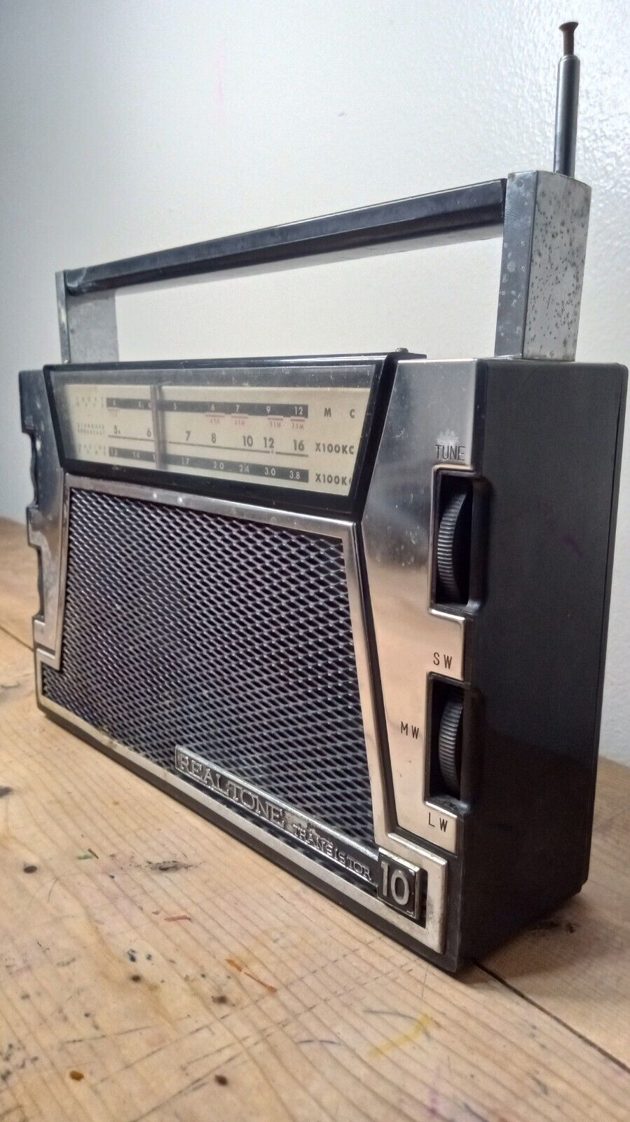 Vintage REALTONE Transistor 10 Radio Made in Japan.