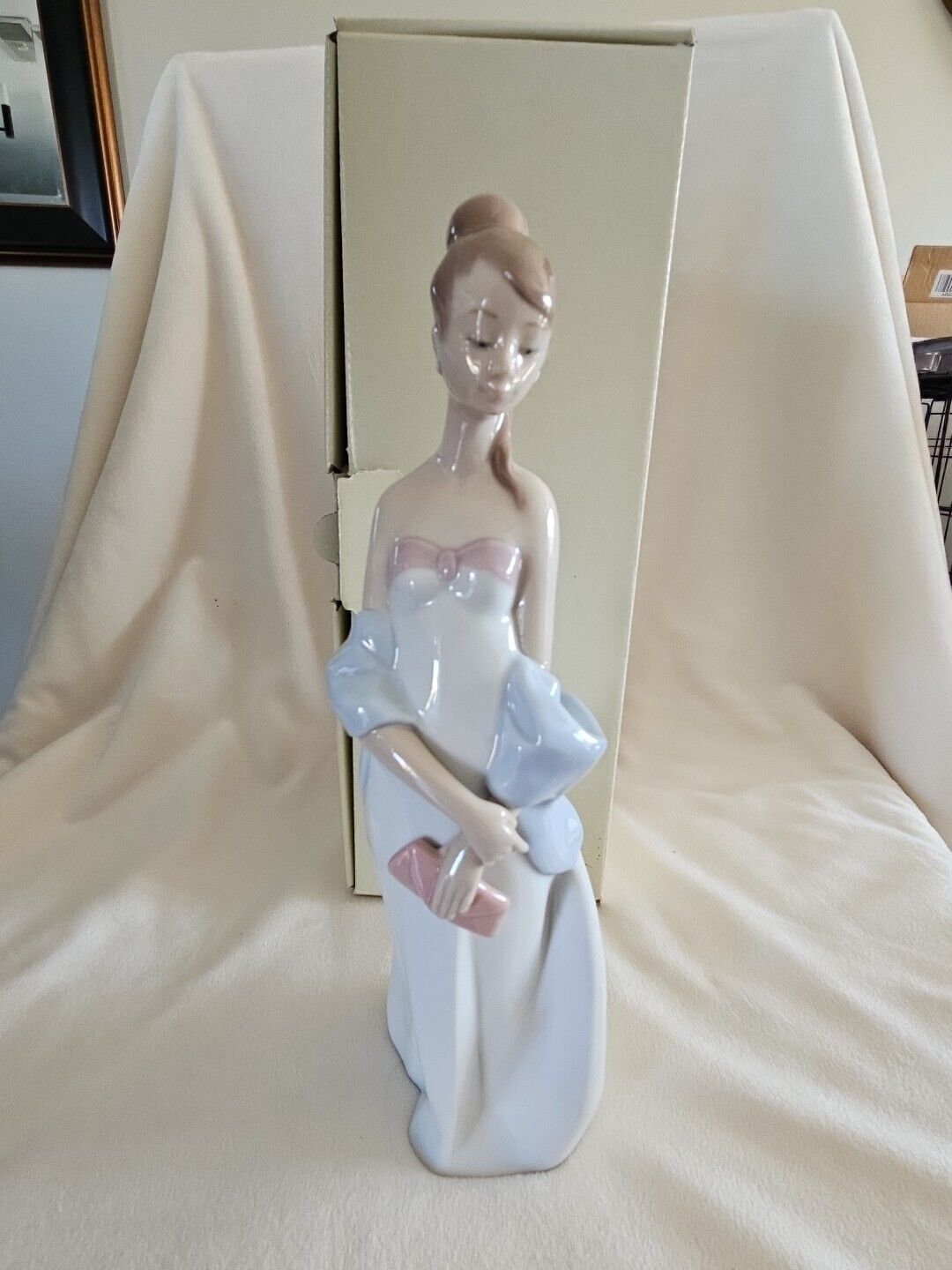 NAO BY LLADRO SWEET ELEGANCE WOMAN FIGURINE #1673 With Box