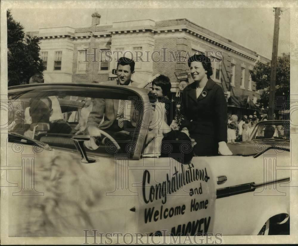 1960 Press Photo Mickey Vernon rides in parade with wife and daughter