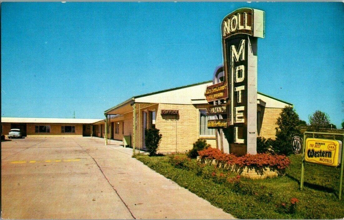 1950\'S. NOLL MOTEL. MOBERLY, MO.  POSTCARD YD15