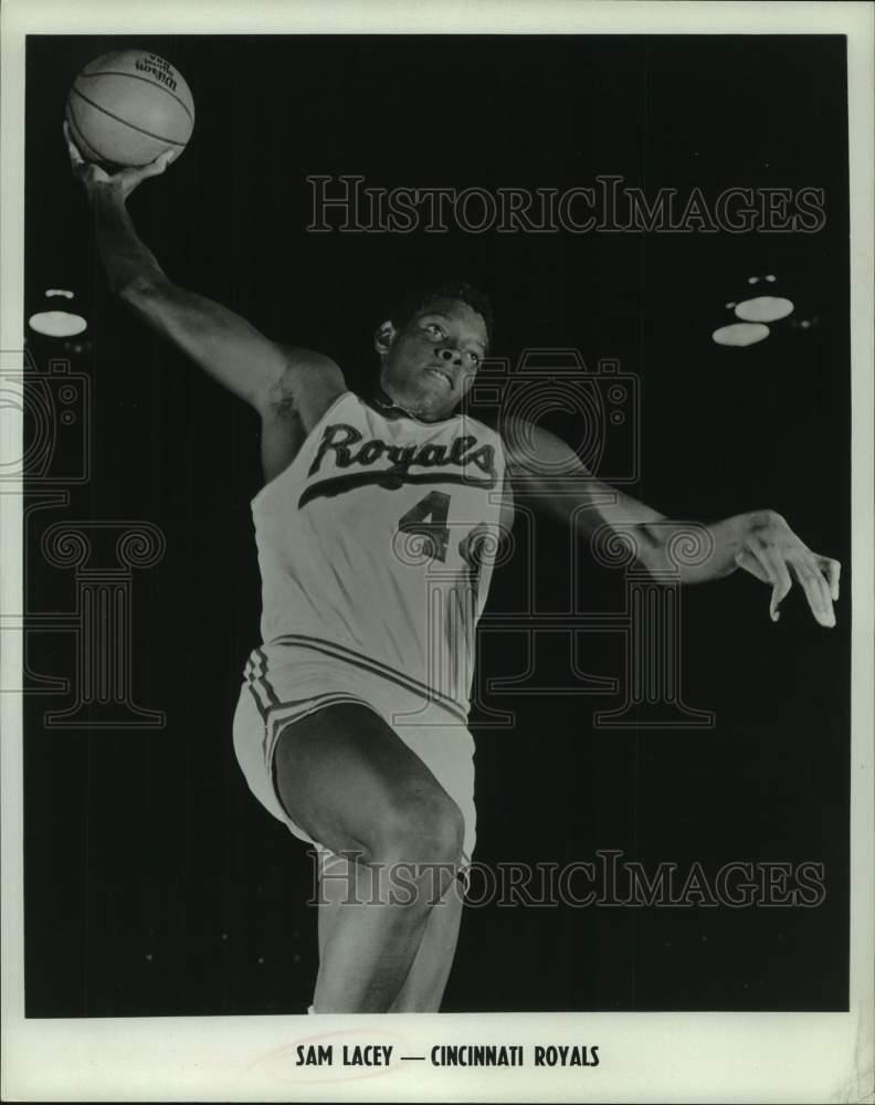 1972 Press Photo Basketball player Sam Lacey of Cincinnati Royals goes for jam
