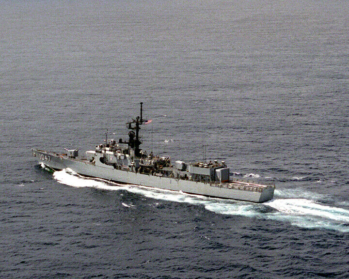 US Navy FF-1047 USS Voge Frigate 1966-1989 Photograph (8\
