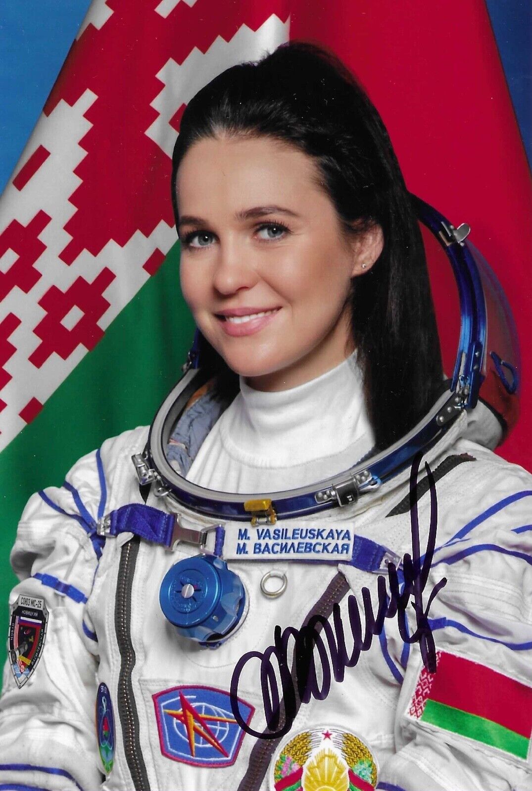Official Photo Portrait 4 x 6 signed Belarusian Cosmonaut Vasileuskaya Soyuz-25