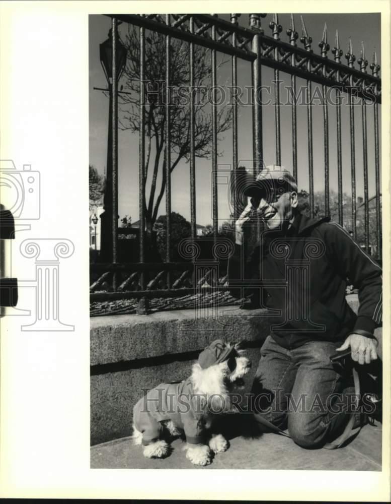 1990 Press Photo Henry Warden, New Orleans Resident, and Poodle Hank - noc54531