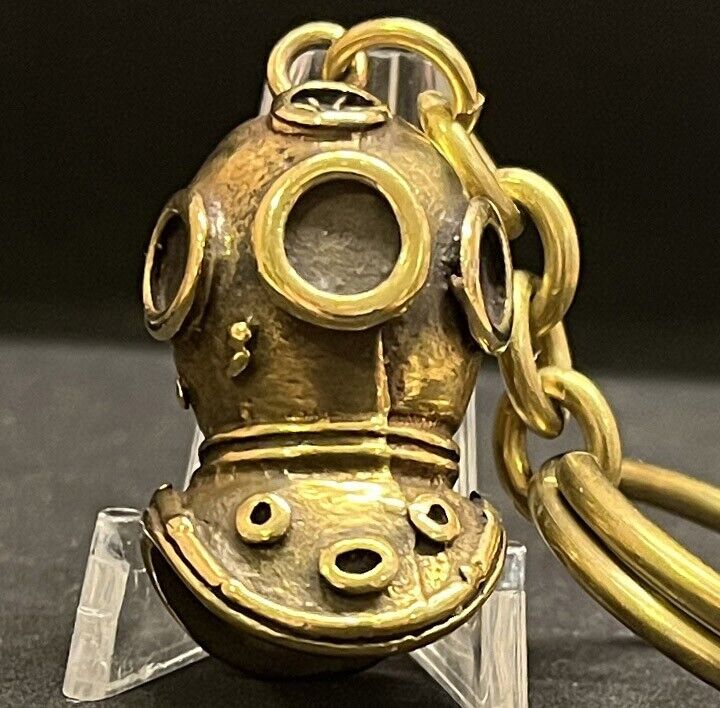 Awesome keychain Antique diving suit helmet solid bronze 33 grs fantastic piece