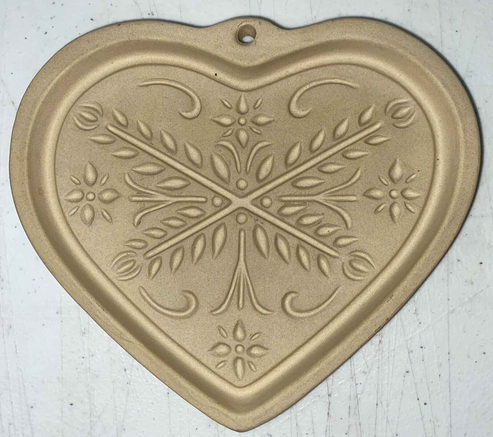VTG 2000 Pampered Chef 6” Stoneware Anniversary Heart Cookie Mold Made USA