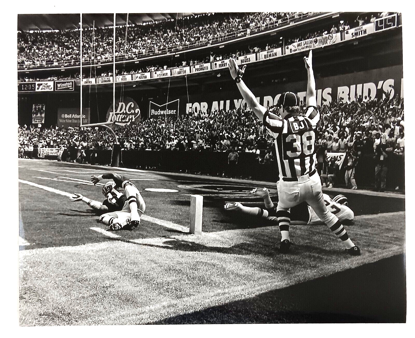 1989 Washington Redskins Gerald Riggs #37 Running Back Touchdown VTG Press Photo