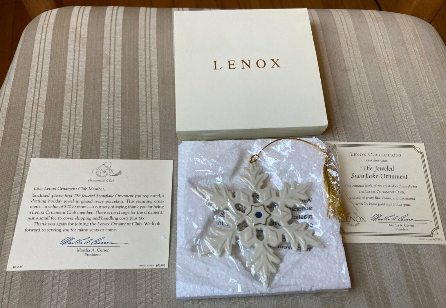 2004 LENOX Jeweled Snowflake Collection 24K Gold & Blue Gem Porcelain Ornament