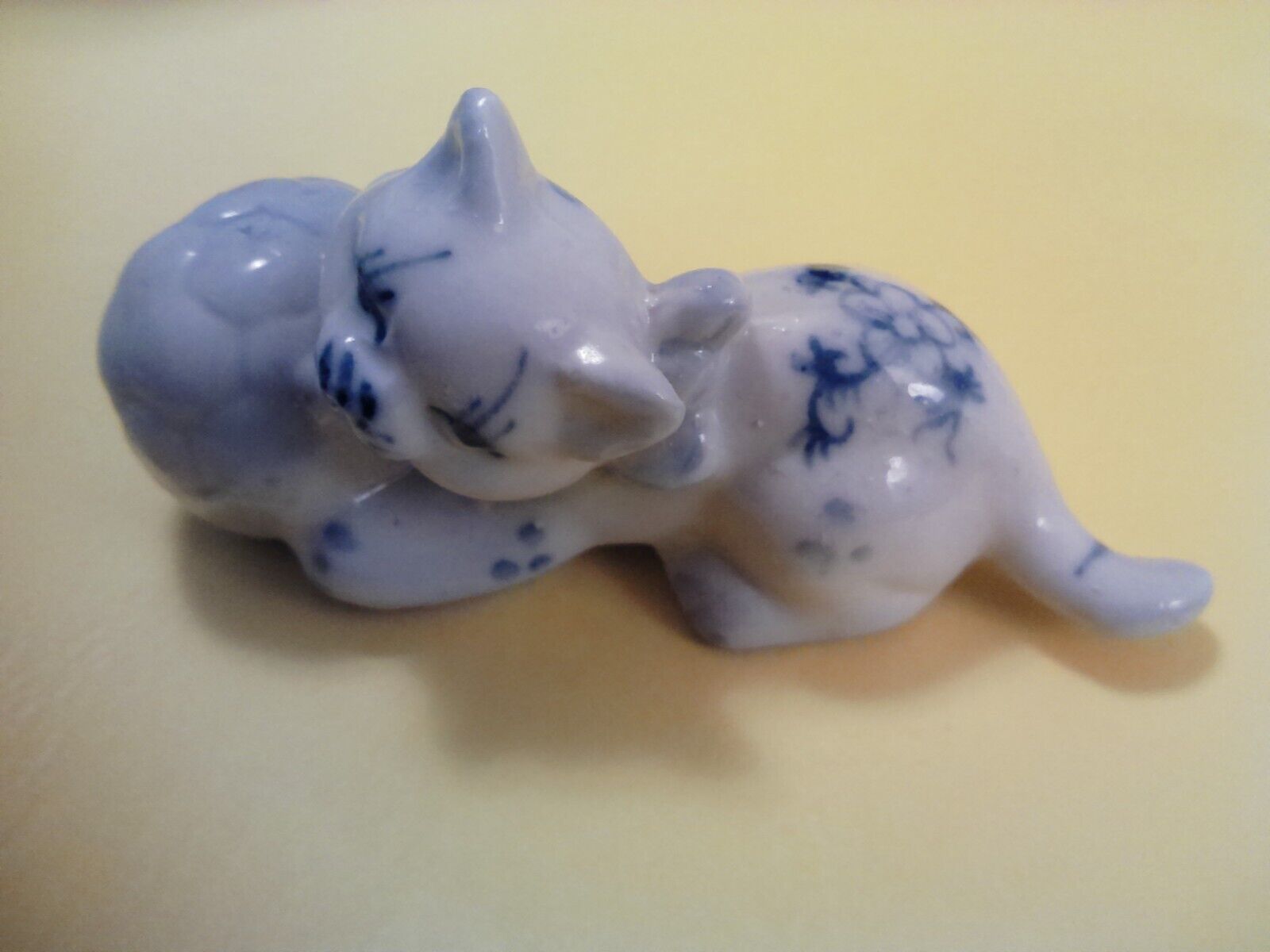 Vintage 1950\'s ceramic cat laying down with ball of yarn, Chinese maker\'s mark