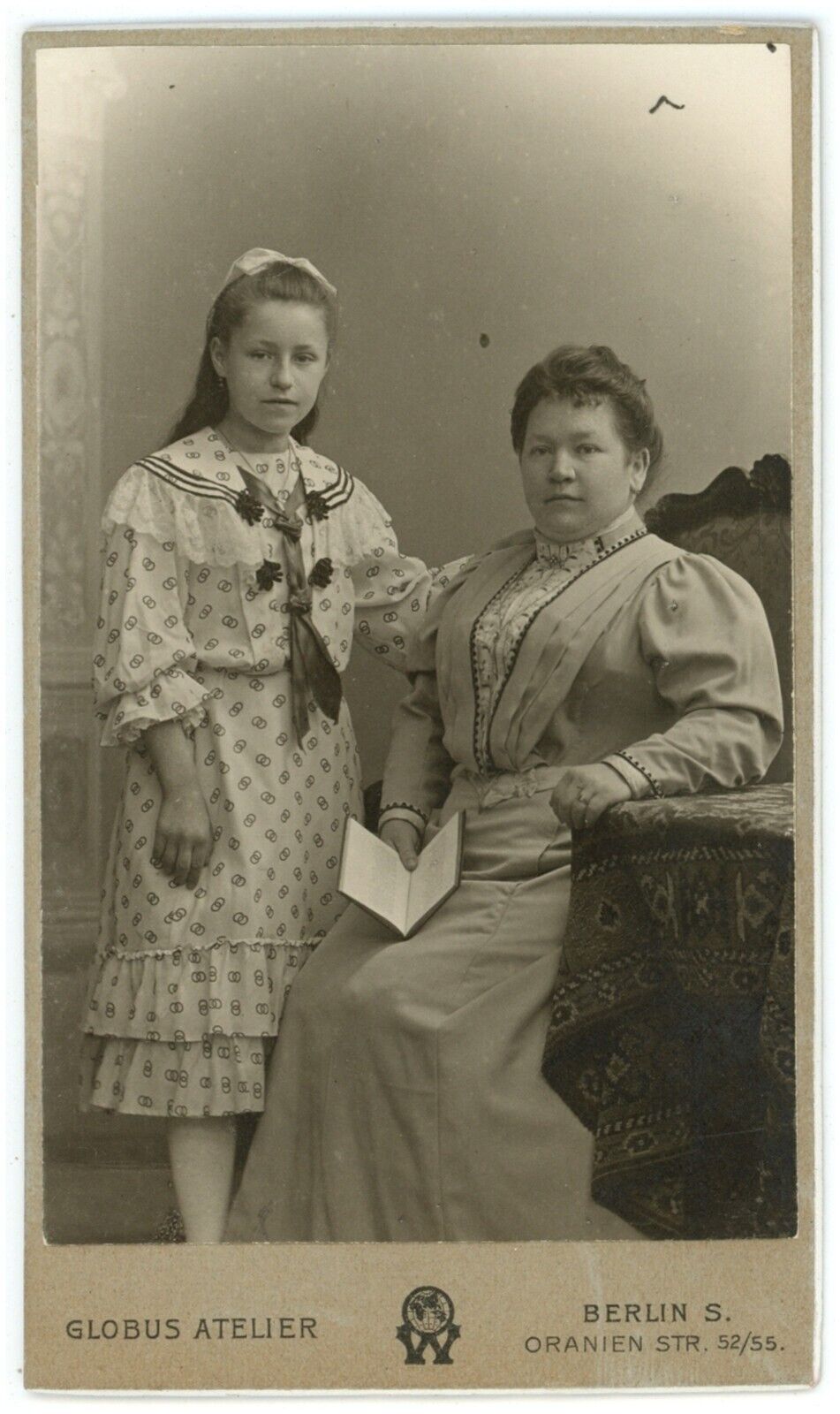 CIRCA 1900\'S CDV  Beautiful Image of Mother and Daughter in Berlin Germany