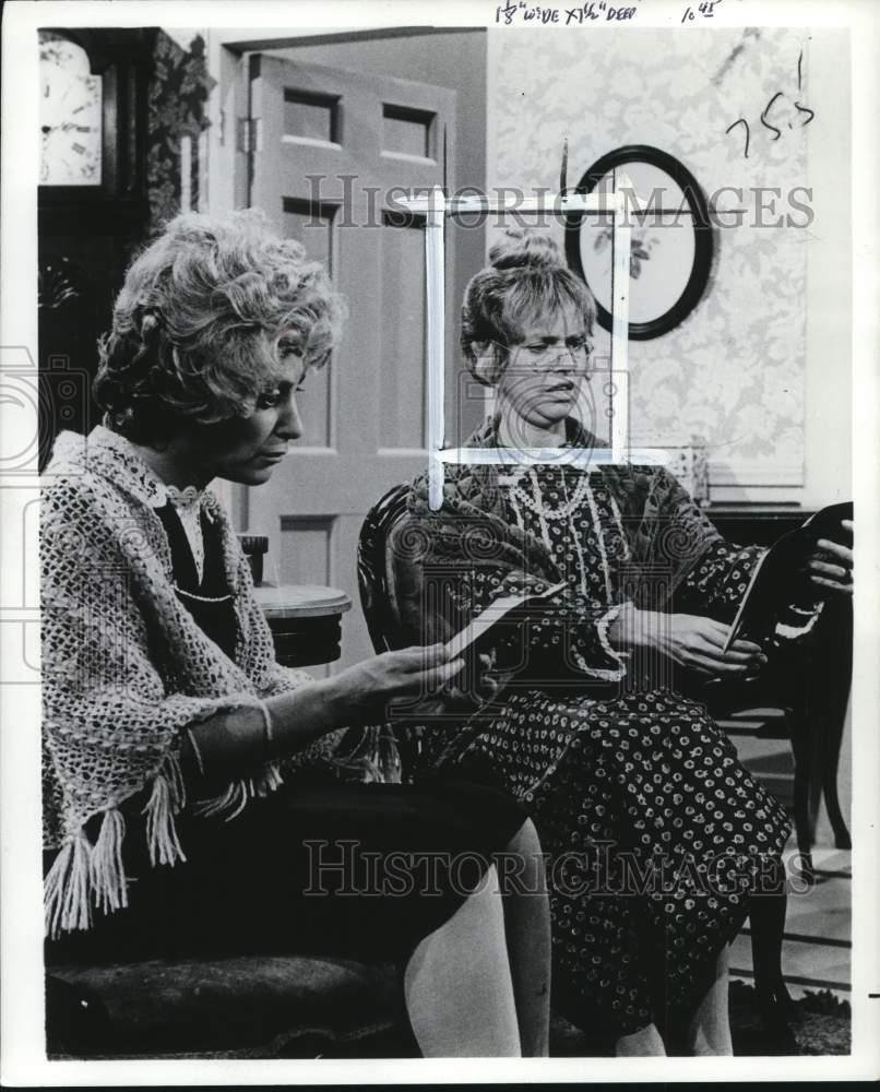 1973 Press Photo Actress Barbara Feldon & a woman star in a show - pio30390