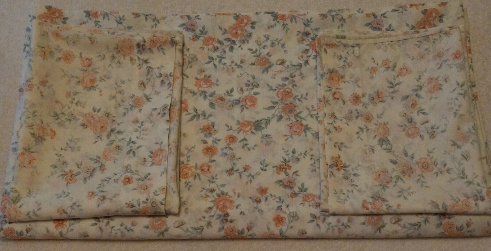 VINTAGE 1980s QUEEN SIZE FLAT SHEET WITH SET OF PILLOWCASES