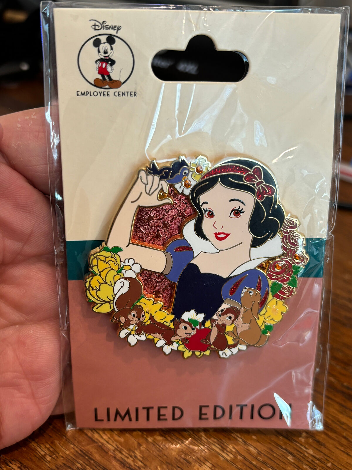 DEC Disney Cast Exclusive Princess Wreath Pin - Snow White
