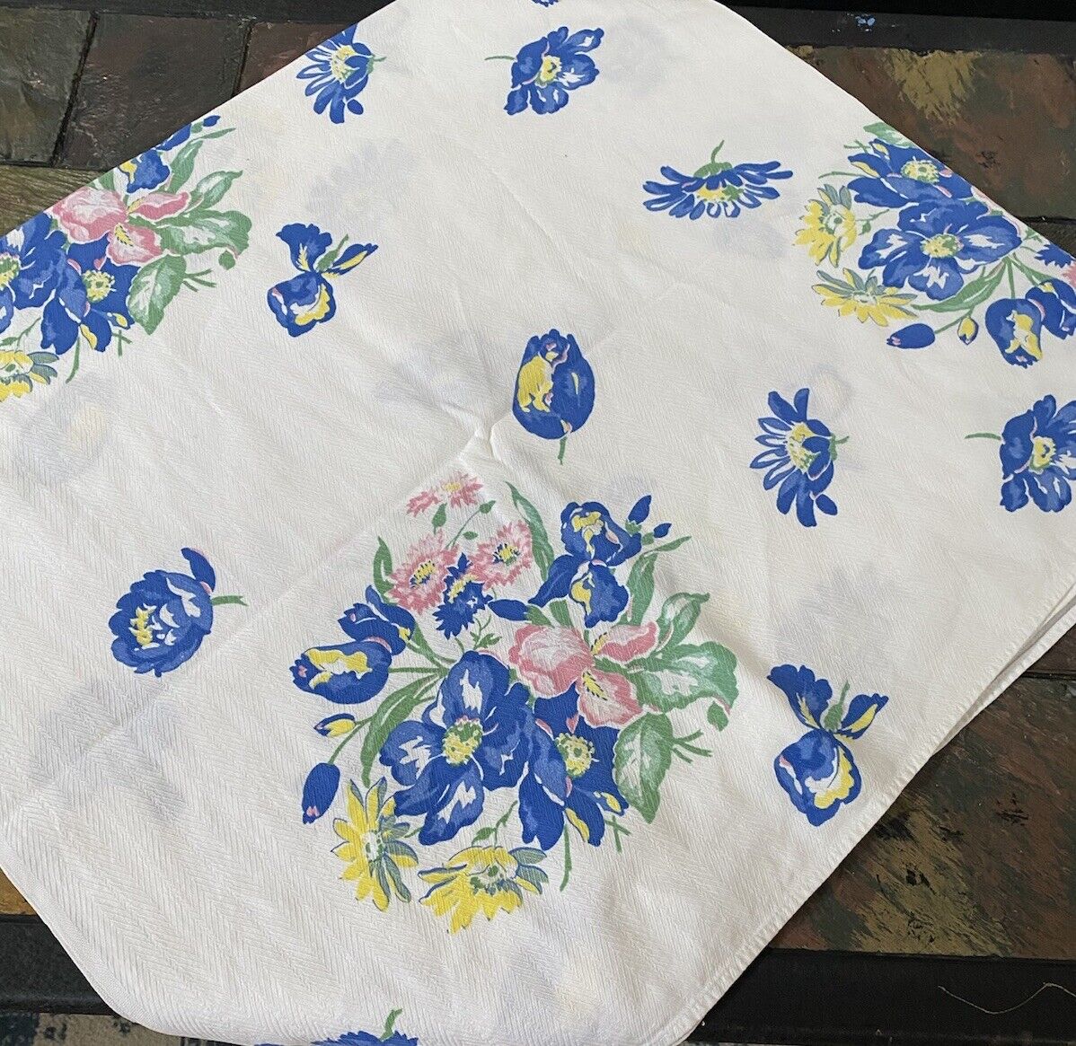 Vtg 1950’s Thomaston Mills Pedigree Iris Tulips Floral Cotton Tablecloth 46\