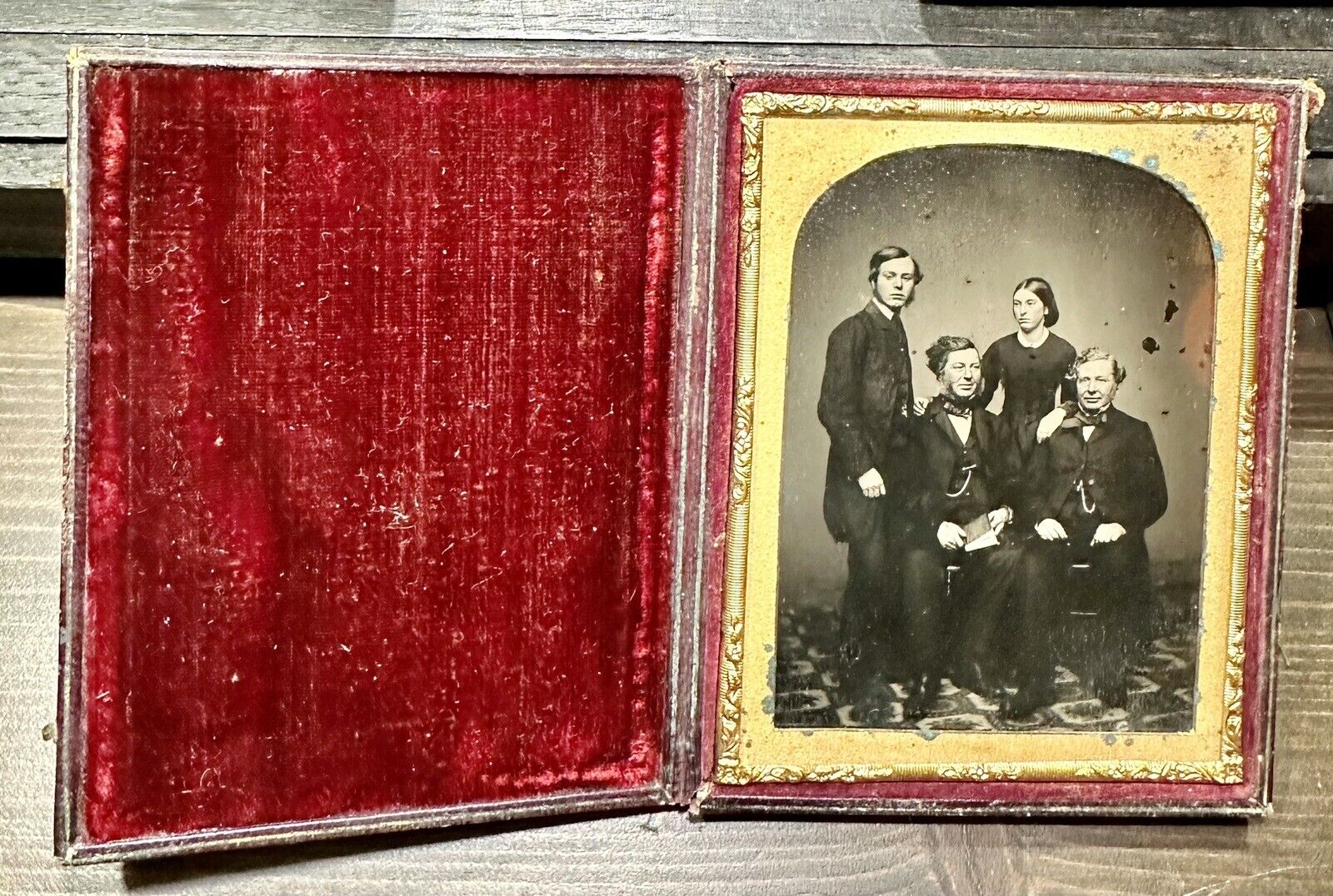 1/4 Group Photo 1850s Ambrotype Leather Case