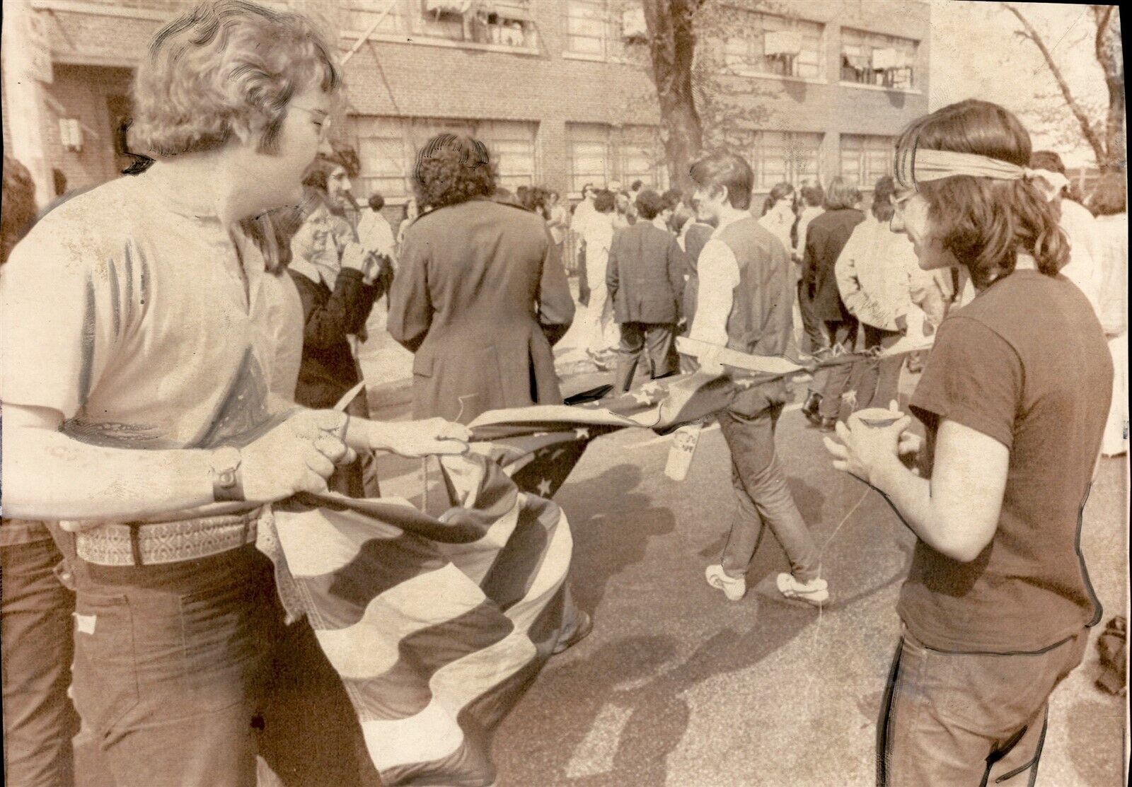 LG74 1970 Wire Photo RIPPING U.S. FLAG STRIPE ARMBANDS BOSTON ANTI-WAR PROTEST