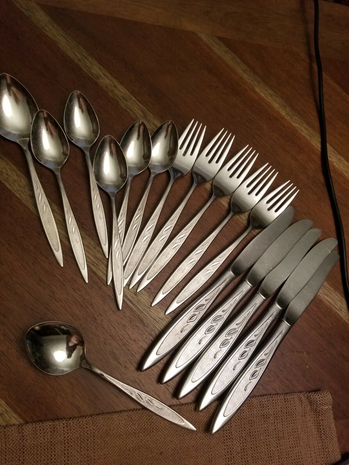 Wm Rogers Oneida Premier Stainless Steel MCM Satin Leaf Knife fork spoon 17