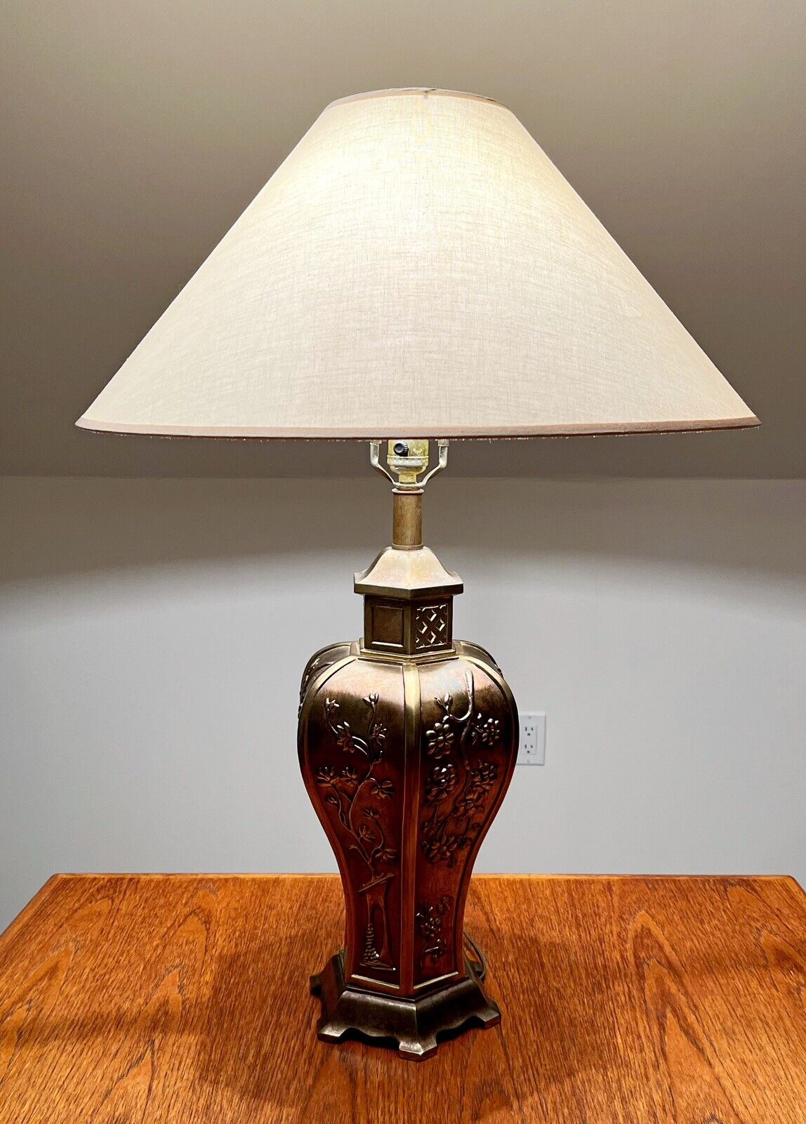Beautiful Large Vintage Oriental Style Bronze/Brass Table Lamp