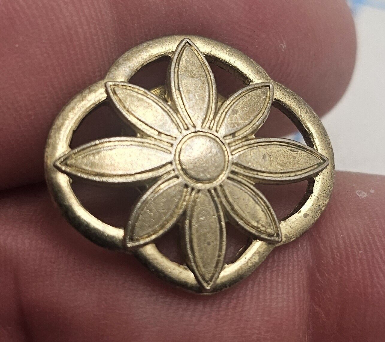 VTG Lapel Pinback Hat Pin Gold Tone Metal Daisy Cut Out Flower Floral Pin