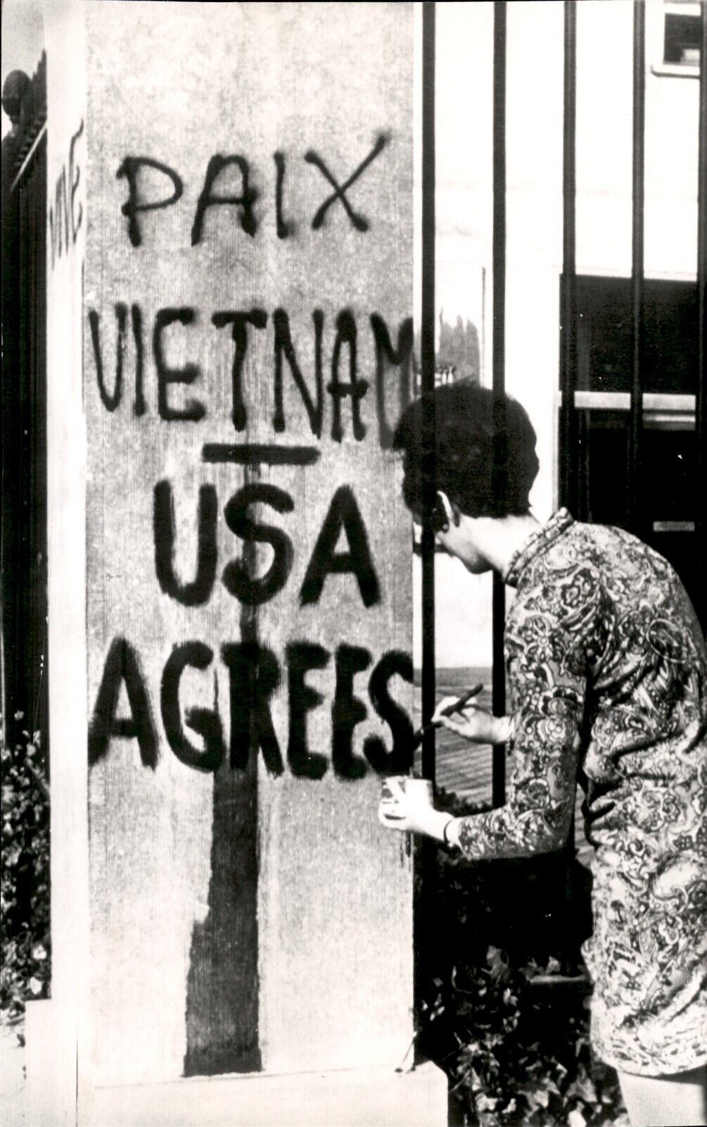 LG79 1968 AP Wire Photo US EMBASSY IN BRUSSELS PEACE IN VIETNAM & USA AGREES