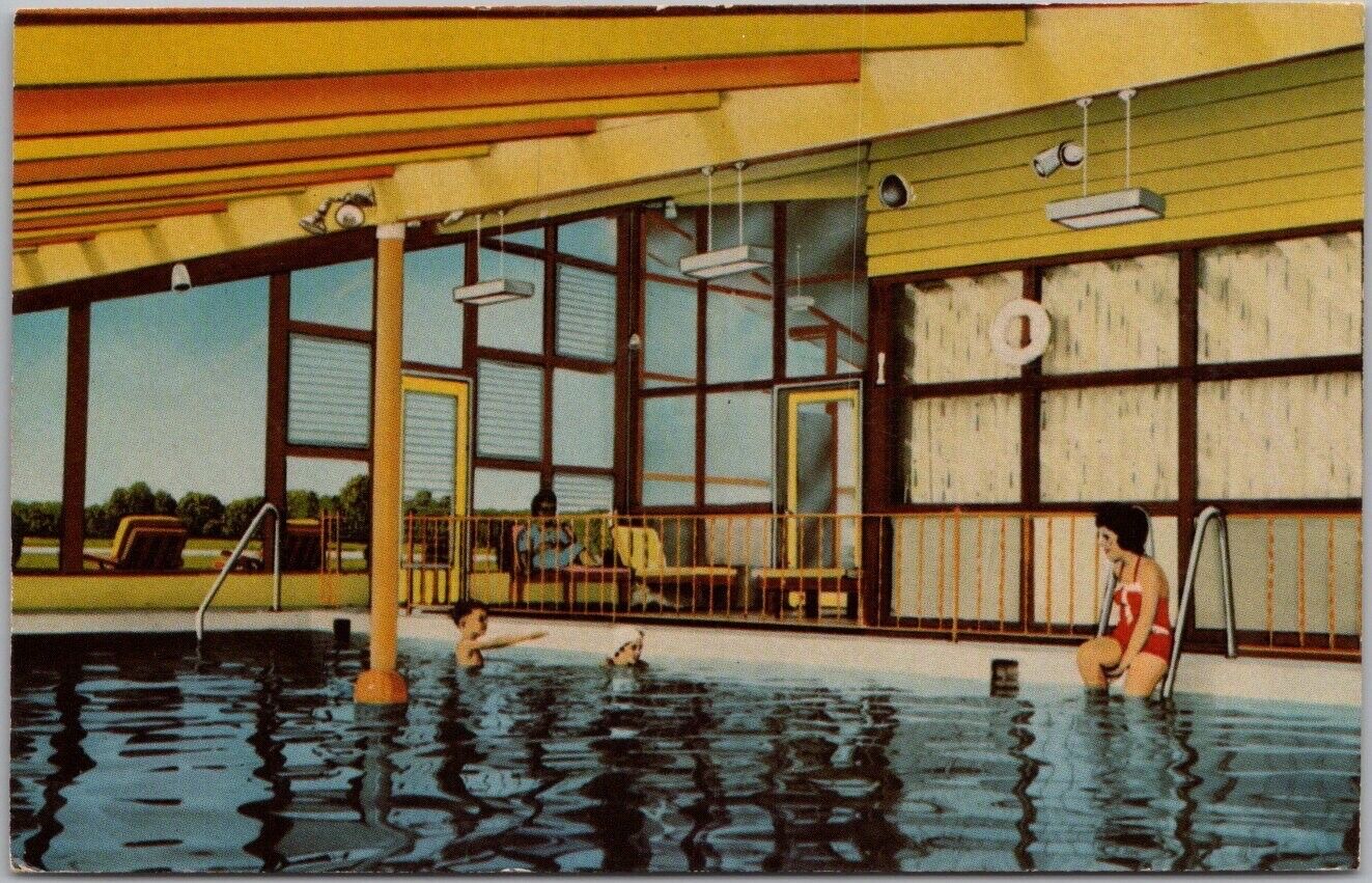1950s WHITE PLAINS, Maryland Postcard CARAVAN MOTEL Pool Scene - Curteich CHROME