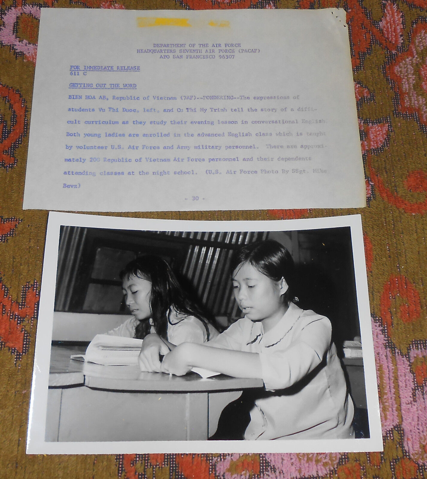 1970 USAF Press Release & Photo PACAF Vietnam Night School Students Young Girls