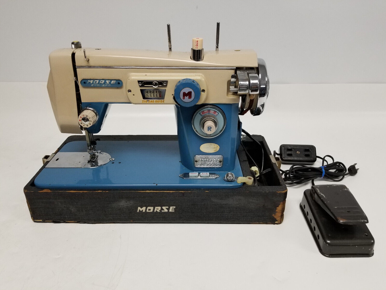 Vintage Morse Fotomatic 4100 Zig Zag Sewing Machine with Pedal (Powers On)