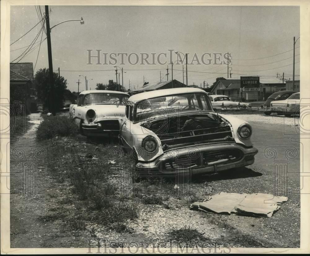 1968 Press Photo Abandoned cars line Oleander Street in New Orleans. - noc67852