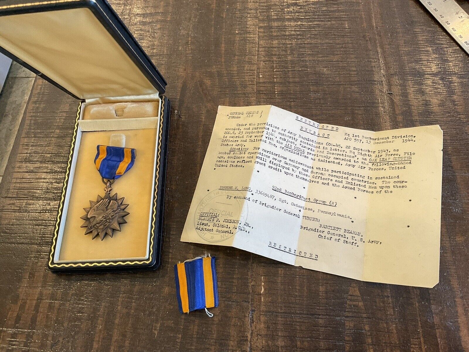 ORIGINAL WWII USAAF 92ND BOMB GROUP ID’D CASED AIR MEDAL / DOCUMENT