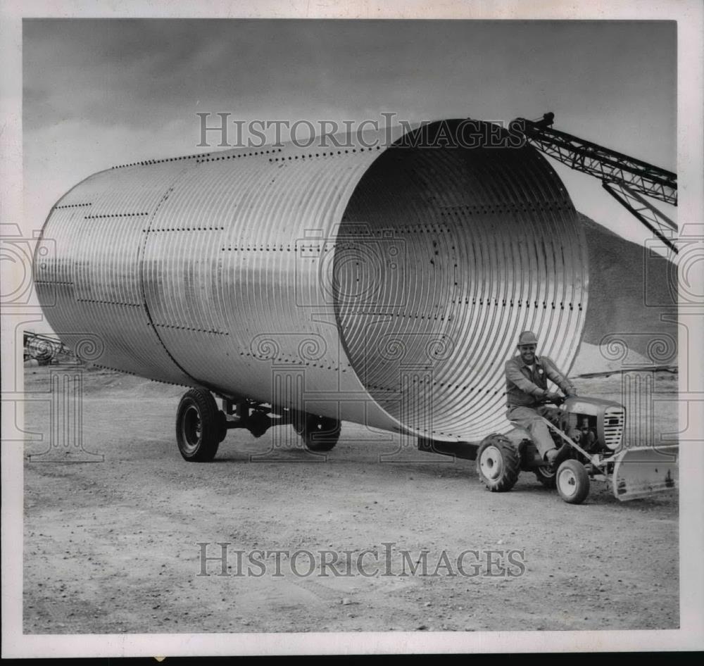 1963 Press Photo Tiny Tractor Pulling Giant cylinder at K-P construction Co.