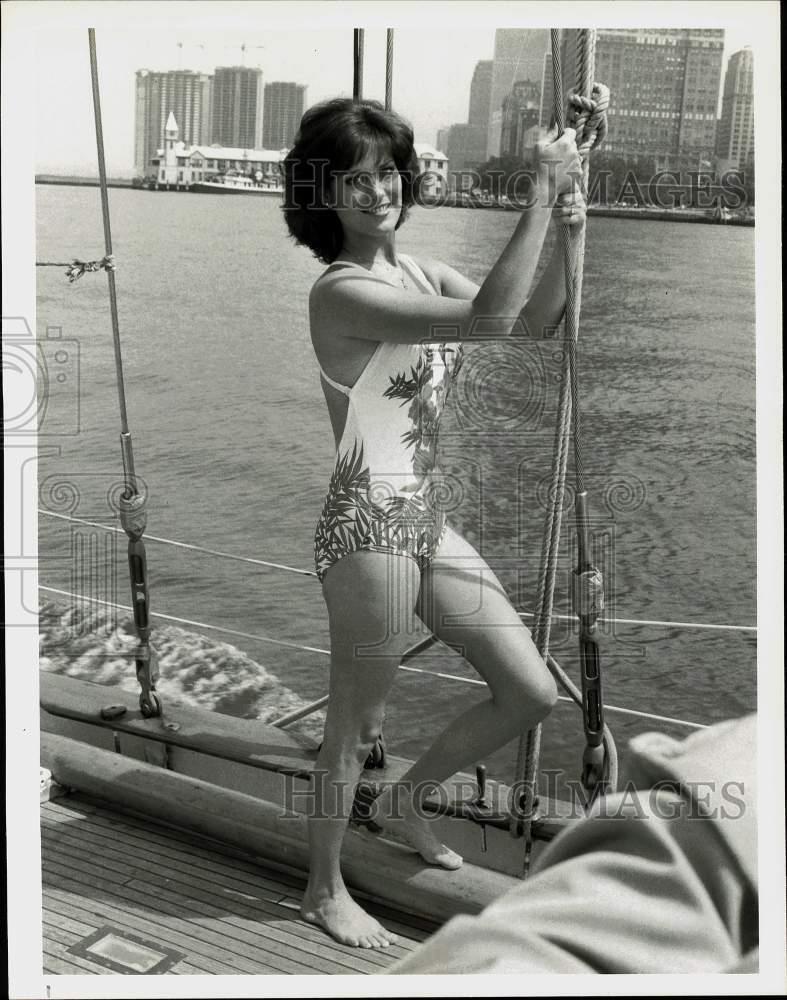 1981 Press Photo Actress Pam Long on sailing yacht in New York Harbor.