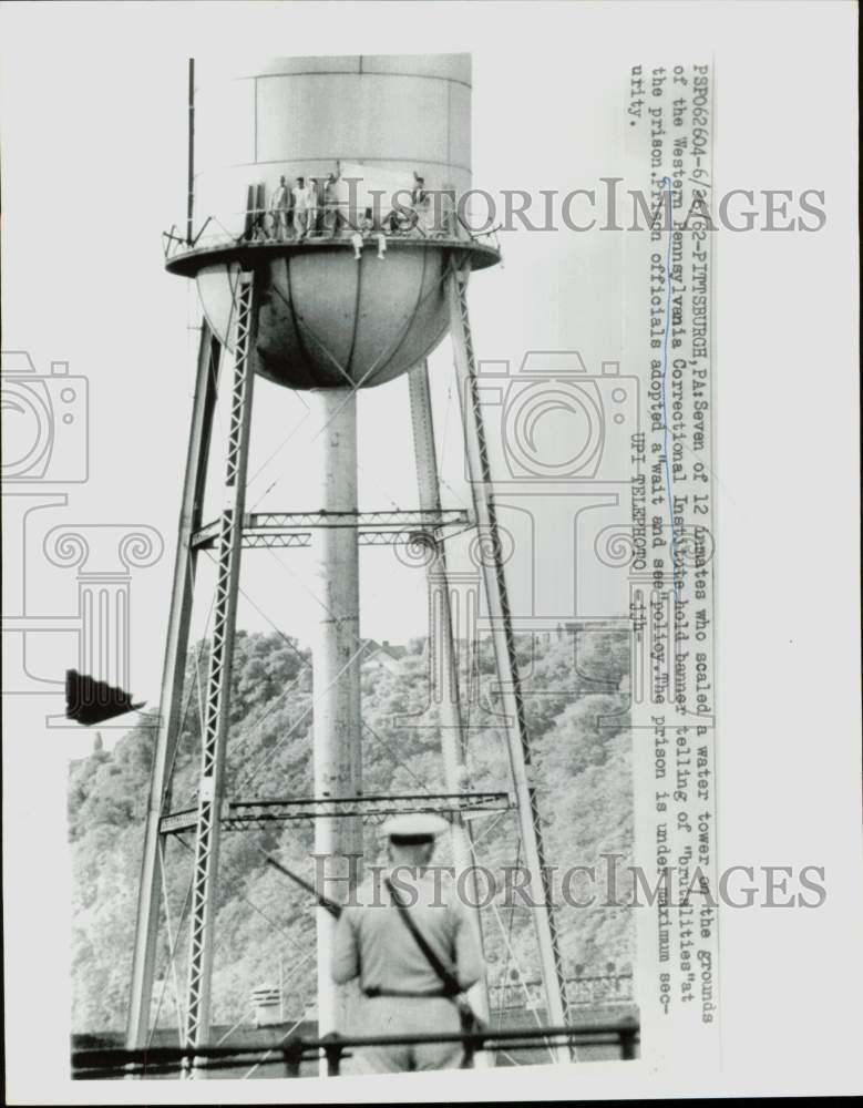 1992 Press Photo Inmates hold banner atop a water tower in a Pennsylvania prison