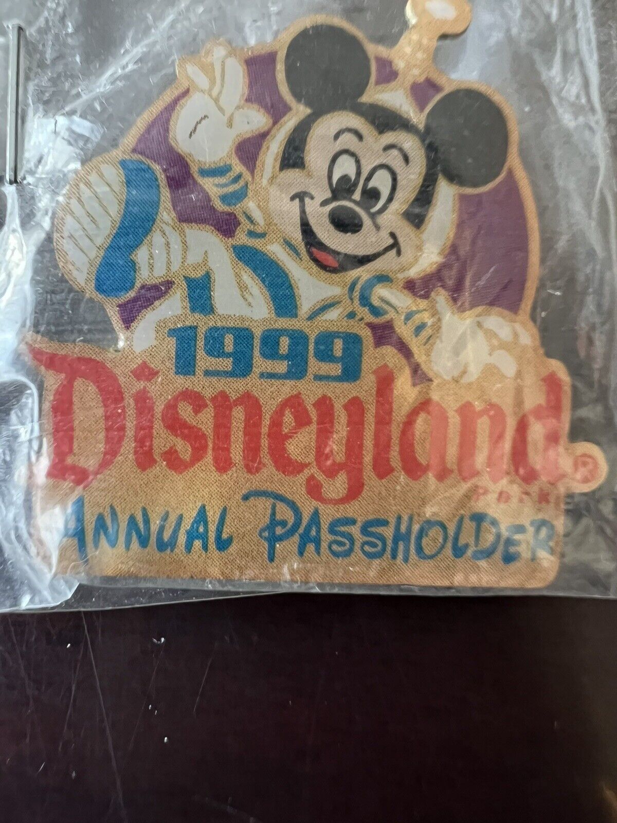 Disney 1999 Disneyland Annual Passholder Mickey Mouse Pin NIP