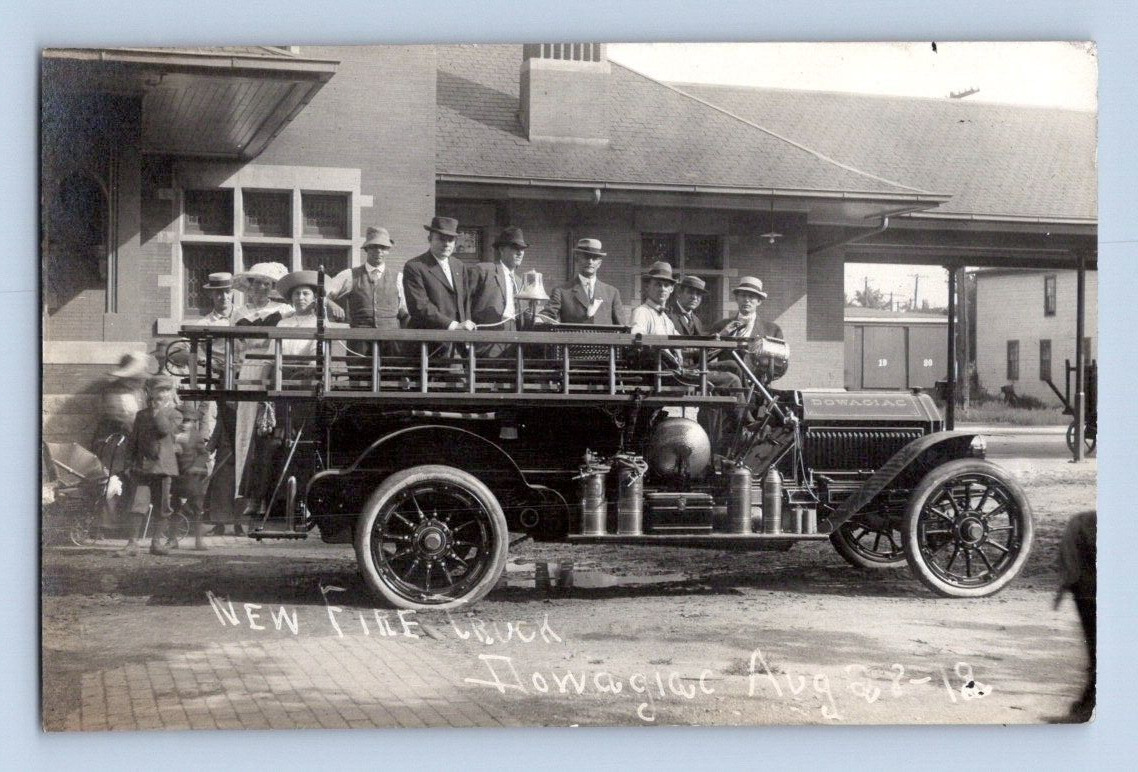 RPPC EARLY 1900'S. DOWAGIAC, MI. FIRE TRUCK & CREW. POSTCARD